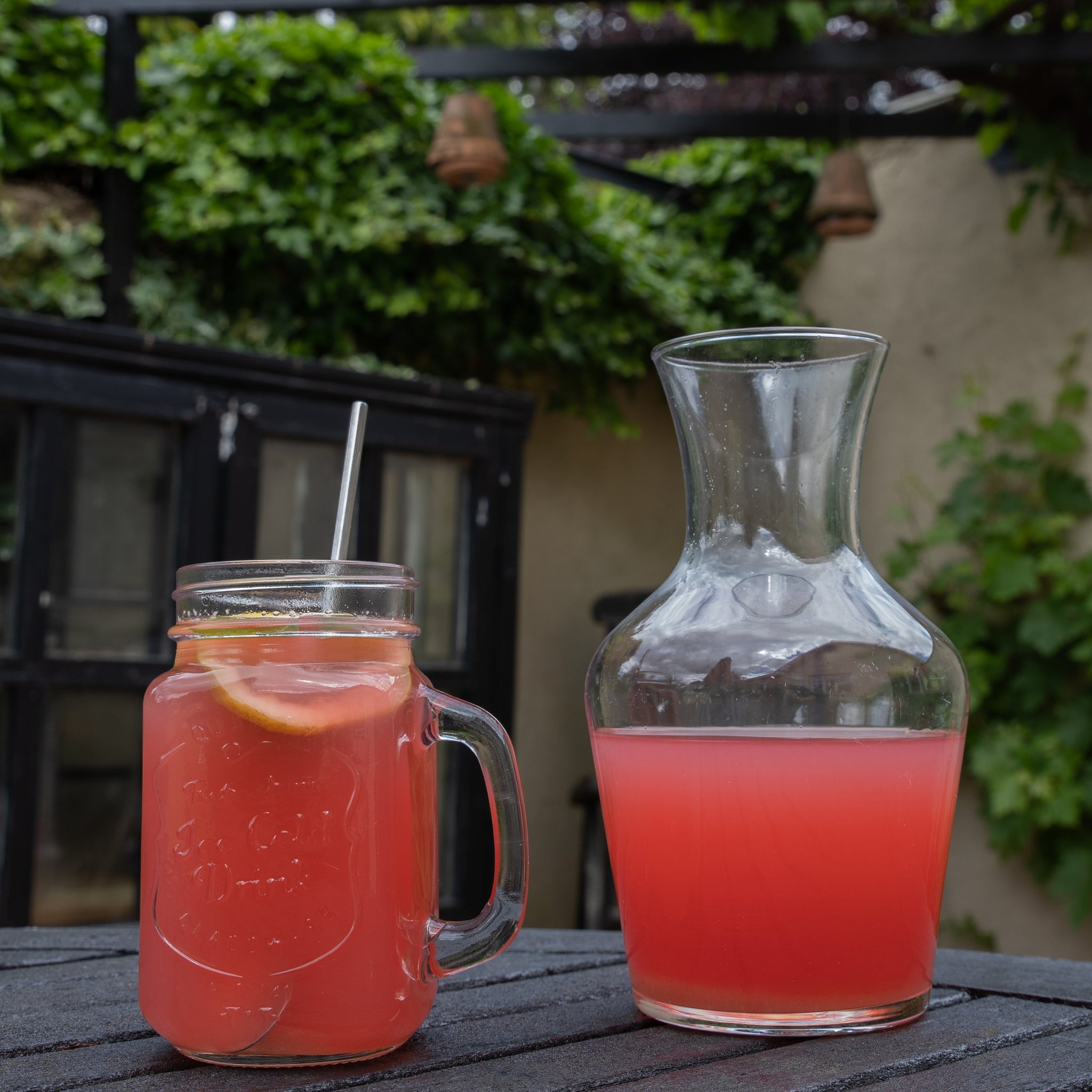 Smaken av forsommer: Rabarbrasaft med honning